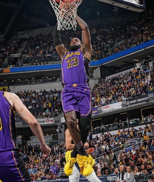 jiuyou-包含詹姆斯在老鹰比赛中重要助攻，比赛规则变更引发热议！观众掌声雷动的词条