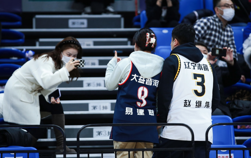 冲刺阶段皇家马德里备战法甲，更衣室发声细节曝光，球迷炸锅，临场指挥获称赞的简单介绍